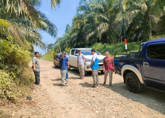 Didampingi Kades, Dinas PU Provinsi Tinjau Kerusakan Jalan dari Bukit Indah-Dusun Raja