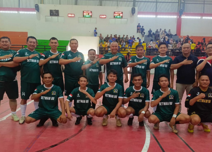 Tak Kalah Seru, Bapak-bapak Dewan Bengkulu Utara Giring Bola di Futsal Kemerdekaan