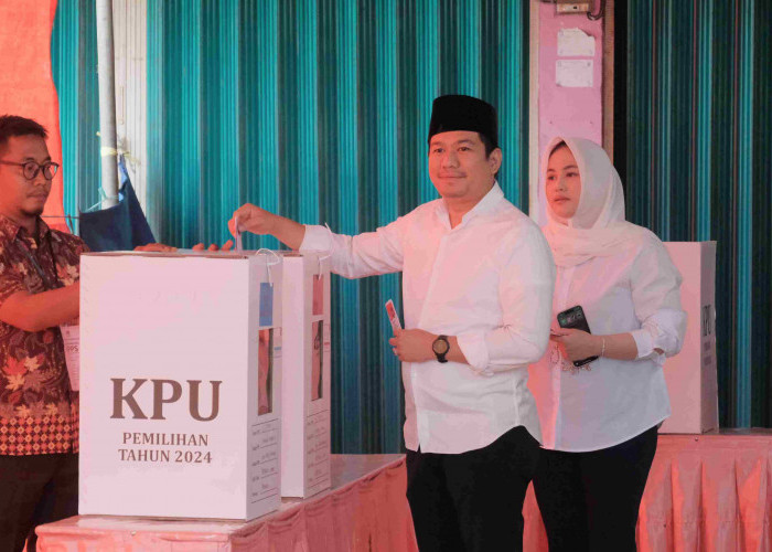 Salurkan Hak Pilihnya, Arie Didampingi Istri Nyoblos di TPS 004 Karang Anyar II 