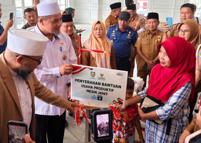 Serahkan Bantuan Motor dan Mesin Jahit, Gubernur Helmi: Warga Harus Pulih Secara Ekonomi