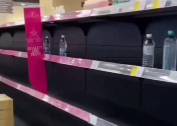 Mengerikan! Warga Malaysia Panic Buying, Berebut Air Minum di Supermarket