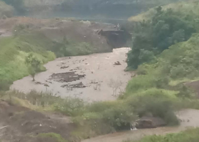 Buntut Eksploitasi Tambang, Kolam Eks Galian Injatama Jebol, Warga Pondok Bakil Terdampak