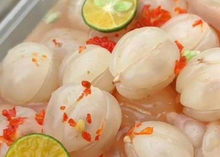 Lagi Musim, Yuk Coba Bikin Asinan Duku yang Segar untuk Camilan Sore