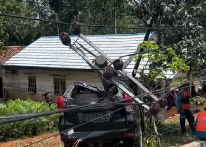 Ngantuk, Avanza Warga Ketahun Seruduk Tiang Listrik Hingga Ambruk