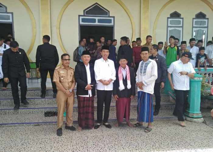 Bertolak ke Bengkulu, Presiden Jokowi Shalat Jumat di Tanjung Agung