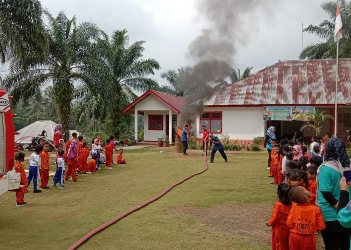Personil Damkar Giri Mulya Edukasi Anak Usia Dini Tentang Bahaya Kebakaran