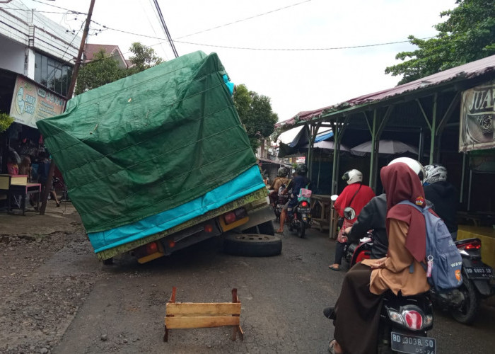 Jalan Amblas, Truk Bermuatan Berat Terperosok dan Tutup Akses Jalan di Pasar Purwodadi 