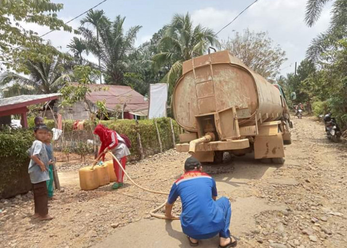 Dampak Kemarau Semakin Ekstrim, Sebulan Penuh Warga di Bengkulu Utara ini Gantungkan Pasokan Air dari Sungai