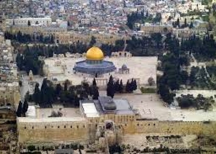 Menteri Inggris Shalat di Masjid Al-Aqsa, Sempat Dicegat Pasukan Israel