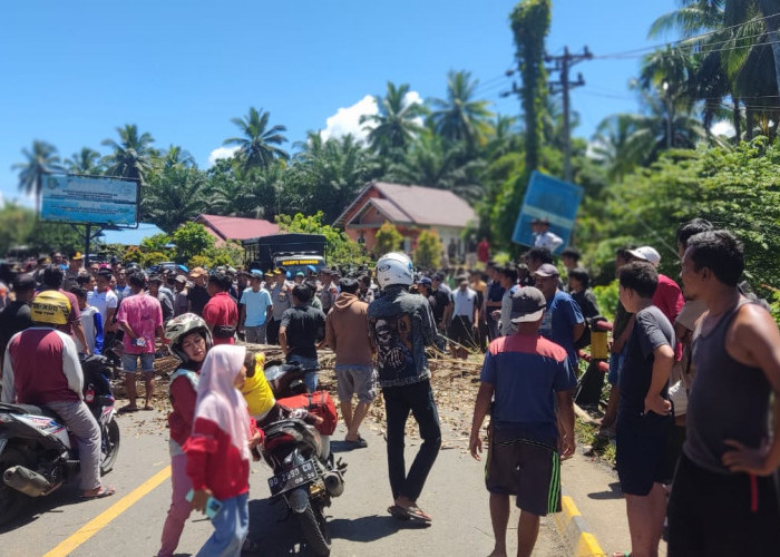 Breaking News, Jalan di Desa Pasar Palik Masih Ditutup Kemacetan Mengular