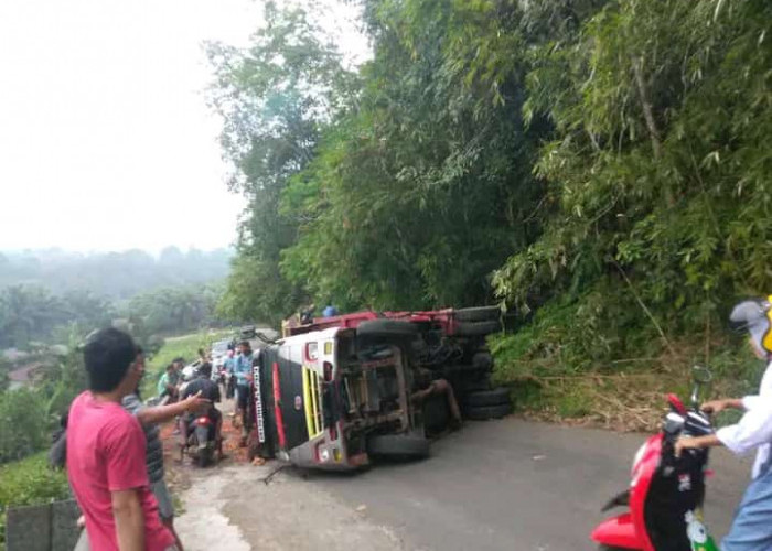 Hindari Jalan Ini, Ada Truk Terguling di Jalan Lintas Arga Makmur- Padang Jaya, Jalan Macet Total