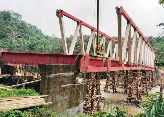 Rangka Jembatan Lubuk Selandak Capai 80 Persen, Masuk Tahap Pemasangan Girder