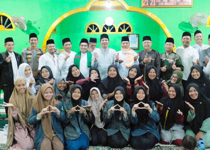 Safari Ramadan, Arie Septia Adinata Serahkan Bantuan ke Masjid Tambak Rejo
