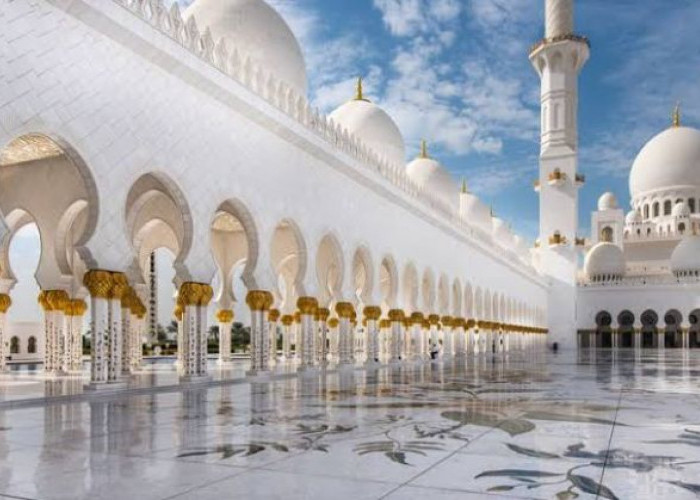 Ketahui, Ini Doa Keluar Masjid Versi Panjang dan Pendek yang Bisa Kamu Baca