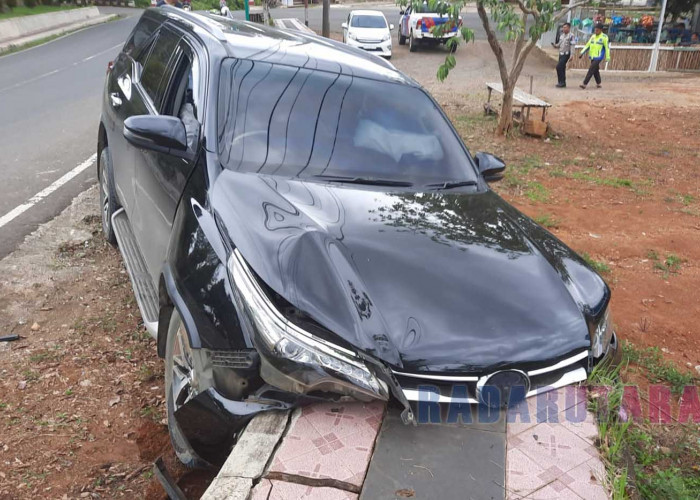 Kecelakaan, Mobil Ringsek, Sekda Mukomuko Pingsan di Lebong