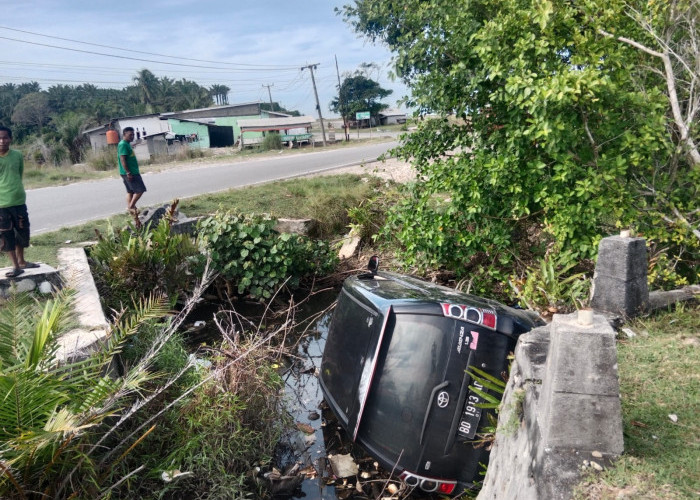 Heboh! Mobil Avanza Terjun ke Siring di Pasar Sebelat