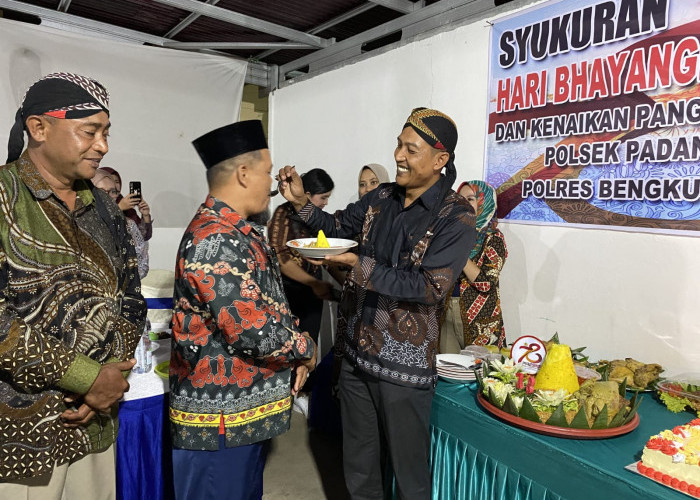Tumpengan, Polsek Padang Jaya Gelar Syukuran Hari Bhayangkara Ke-78 dan Kenaikan Pangkat Personil