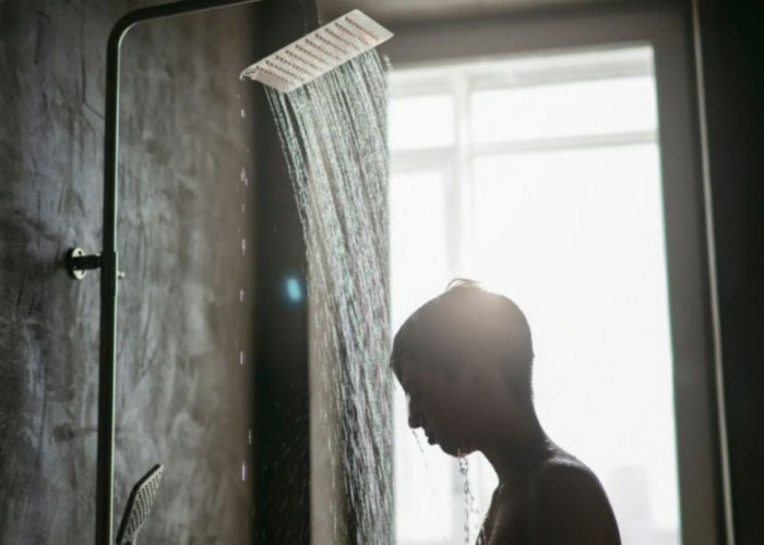 Bolehkan Mandi Siang Hari saat Tubuh Masih Berkeringat?