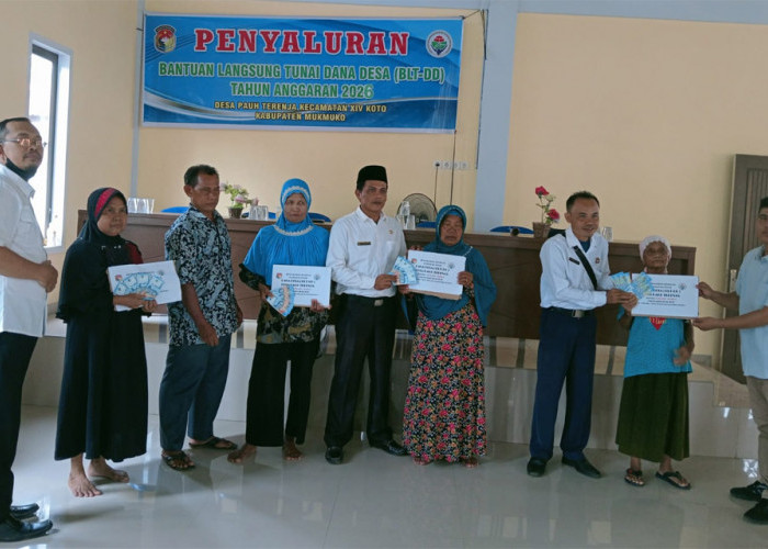 Tekan Angka Kemiskinan, Pemdes Pauh Terenja Salurkan BLT-DD untuk 23 KPM