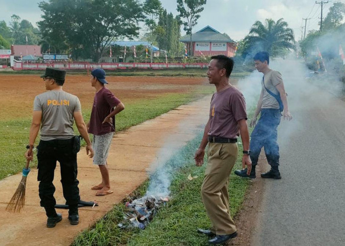 Pawai Budaya Selesai, Polisi dan Masyarakat Sigap Bersihkan Sampah