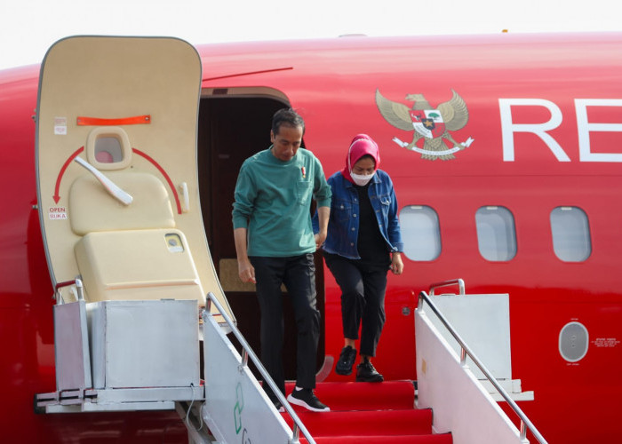 Romantis, Tiba di Bengkulu Jokowi Gandeng Iriana Turuni Tangga Pesawat
