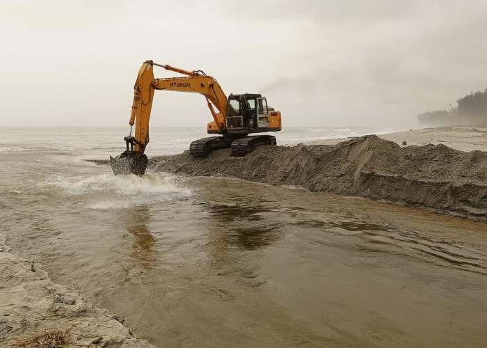 Tindak Lanjut Keluhan Warga, PT MPM Kerahkan Alat Berat untuk Menormalisasikan Aliran Sungai Sabai