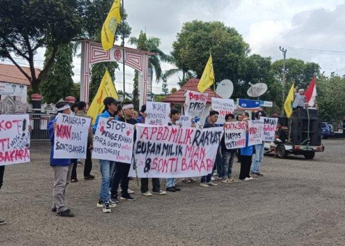 Puluhan Massa Unjuk Rasa di Depan Kantor Bupati Bengkulu Utara, Pertanyakan Kejelasan APBD 2024