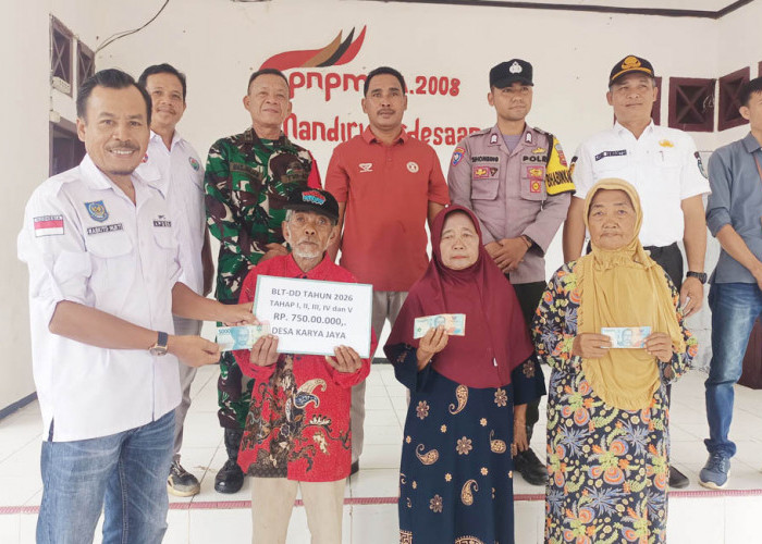 Karya Jaya Salurkan BLT DD dan Honor Lembaga, Kades Minta Bijak Manfaatkan Bantuan