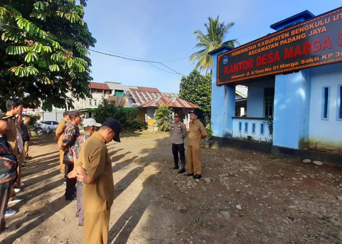 Sambang Desa, Kapolsek Padang Jaya Pimpin Apel Pagi di Desa Marga Sakti