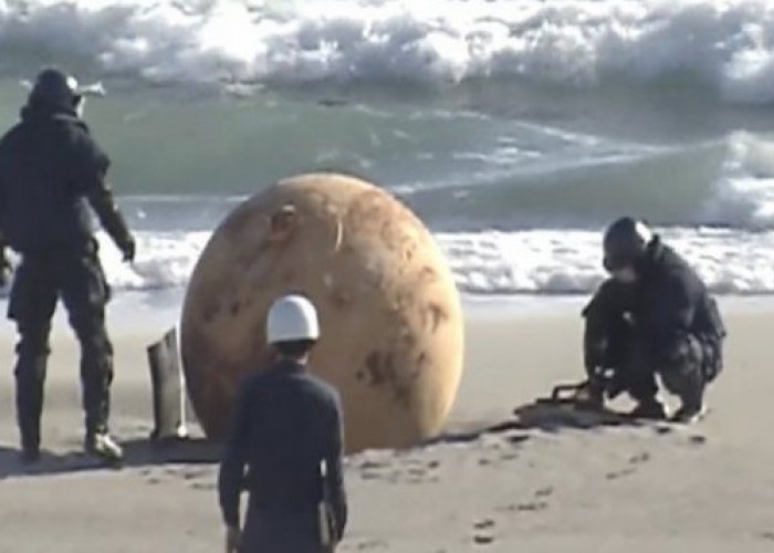 Warga Jepang Digegerkan dengan Temuan Bola Raksasa Misterius di Tepi Pantai