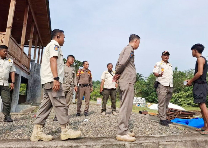 Rumah Adat Mukomuko Disterilkan Jelang Gebyar Merah Putih
