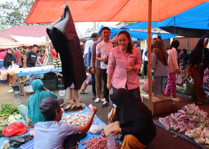 Grebek Pasar, Elisa Ermasari Disambut Ratusan Warga di Bengkulu Tengah
