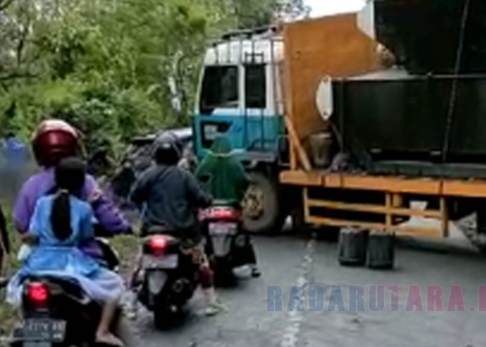 Arah Arga Makmur ke Kota Bengkulu Macet, Ada Mobil Melintang di Jalan