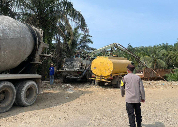 Lantai Jembatan Jalinbar di Desa Giri Kencana Mulai di Cor, Arus Lalulintas Lancar