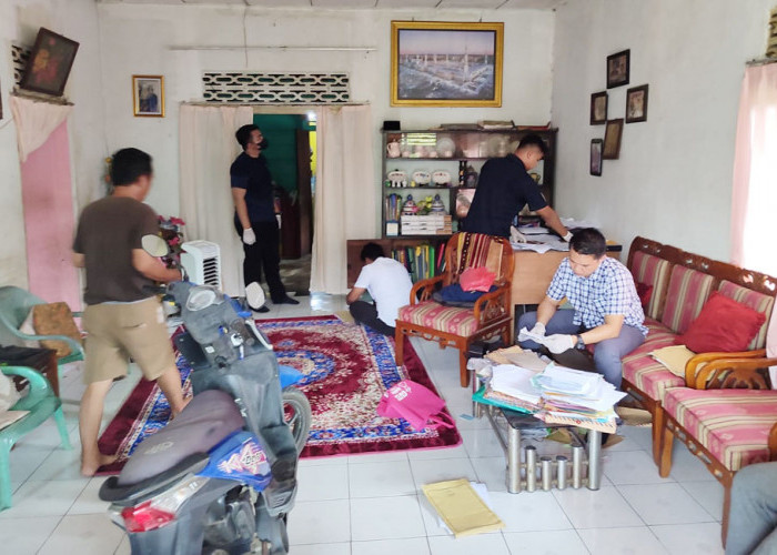 Lengkapi Bukti dan Berkas Perkara, 2 Kediaman Keluarga Cik Oboy Digeledah