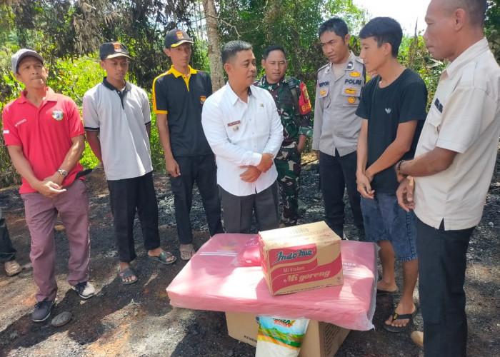 Camat Didampingi TNI-Polri Serahkan Bantuan ke Korban Kebakaran di Desa Bukit Harapan