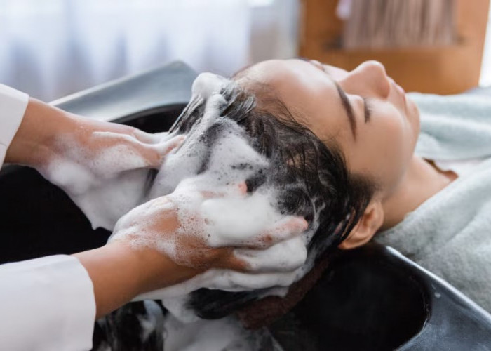 Tips Keramas yang Benar Agar Rambut Tetap Berkilau, Ternyata Bukan Dilakukan Setiap Hari