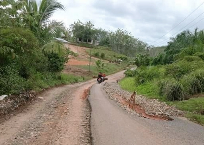 Rusak Menahun Tanpa Kejelasan, Masyarakat Minta Rehab Kerusakan Jalan Provinsi dari Bukit Indah-Dusun Raja