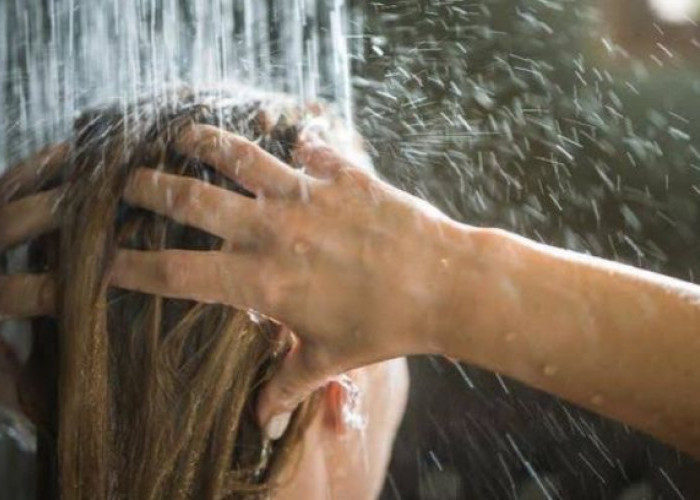 Mandi Wajib Pakai Sampo Membuat Ibadah Kamu Tidak Sah, Begini Penjelasannya