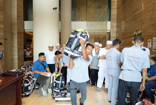 Jemaah Turun di Masjid Agung, Koper Ditimbang