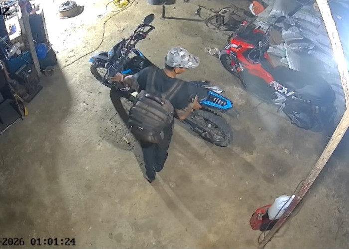 Terekam CCTV, Motor Honda CRF Warga Suka Maju Digondol Maling