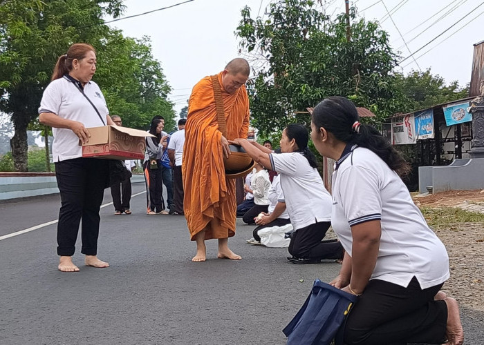 Dukung Moderasi, Umat Lintas Agama di Bengkulu Utara Ikut Bederma Dalam Agenda Pindapata Umat Buddha