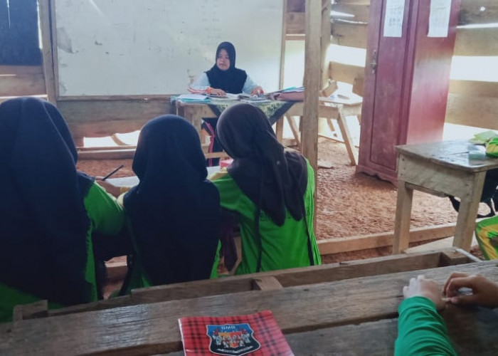 Puluhan Tahun Murid SD di Kinal Jaya Belajar di Bangunan Reot dan Berlantai Tanah