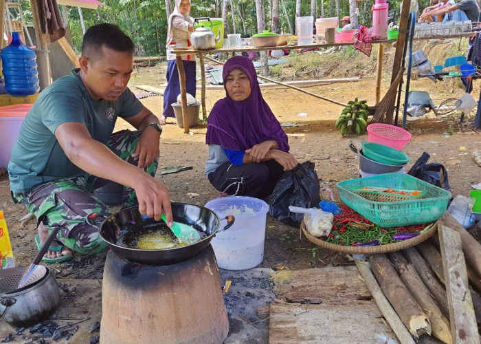 Masyarakat Terkejut, Anggota Satgas TMMD ke-120 Kodim Bengkulu Utara Turun ke Dapur
