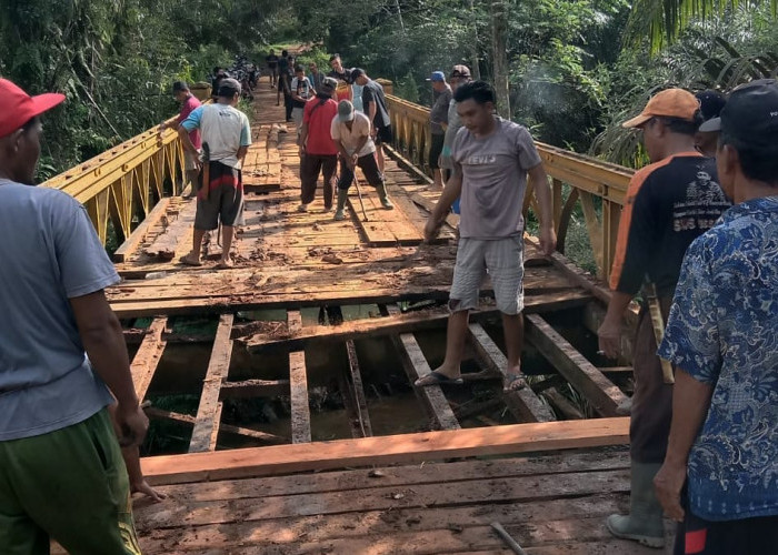 Warga Desa Tanah Tinggi Gotong Royong Perbaiki Lantai Jembatan