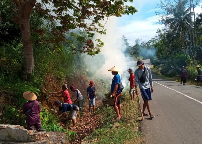 Bangkitkan Budaya Eks Transmigrasi, Masyarakat Giri Mulya Gotong Royong Bersihkan Lingkungan