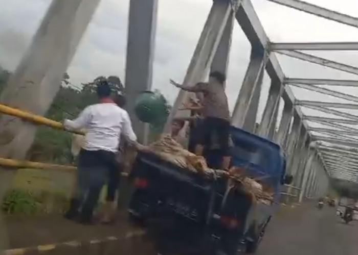 Viral, Warga Buang Sampah Sembarangan ke Sungai Taba Tembilang