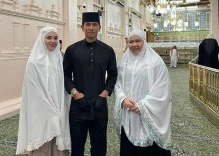 Publik Heran dan Soroti Penampilan Anisha Rosnah Istri Pangeran Mateen Saat Umrah