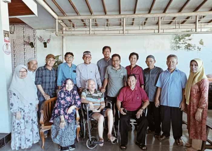 Jalin Silahturahmi, Pensiunan Perumda TRS Bengkulu Utara Kunjungi Mantan Direktur yang Tengah Sakit