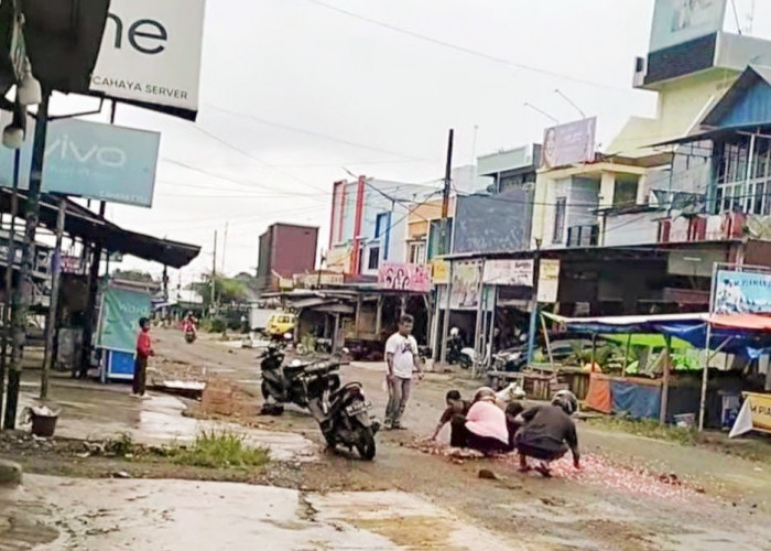 Warga Arga Makmur Keluhkan Ceceran Tanah di Jalan Akibat Pembangunan Pasar Purwodadi